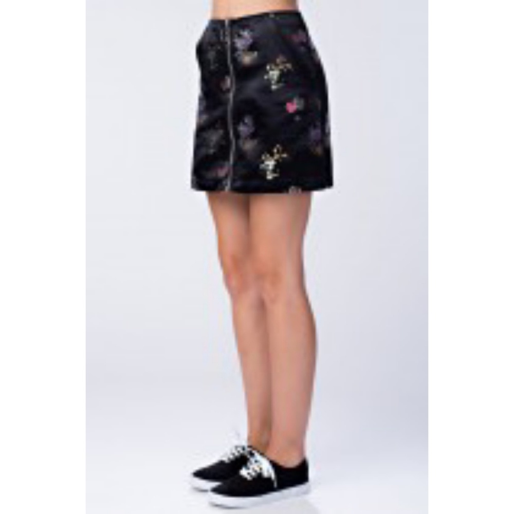 3/$25 MINI SKIRT W/ ZIPPER & FLORAL DETAIL - Picture 7 of 8